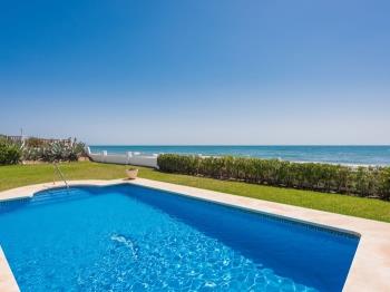 1100 Beach Front Villa with attached Apartment - Apartamento en Marbella