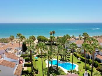 1176 Beach front House, 2 pools and Garden area - Apartamento en Marbella